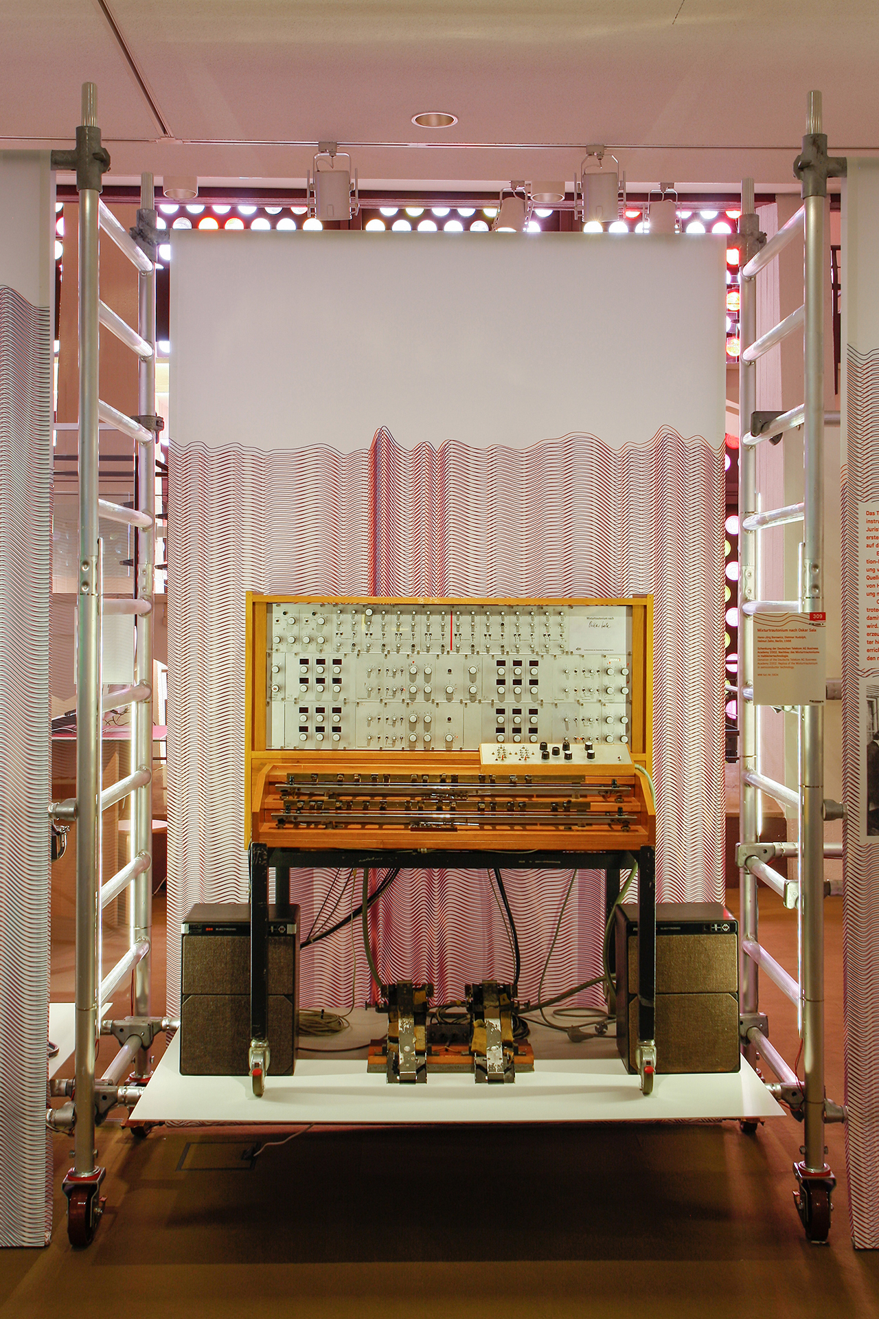 Good Vibrations Musikinstrumenten Museum Berlin Ausstelung Sonderausstellung elektronische Musik Werkzeug Ausstellungsgraphik Grafik Design Interaktion Objektpräsentation